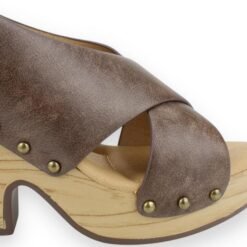 Sandalia New Walk Marrón Tachas